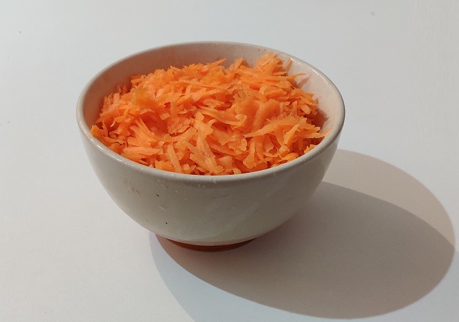 carottes râpées dans un bol