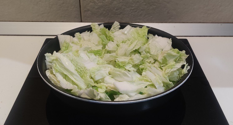 chou chinois dans une poêle