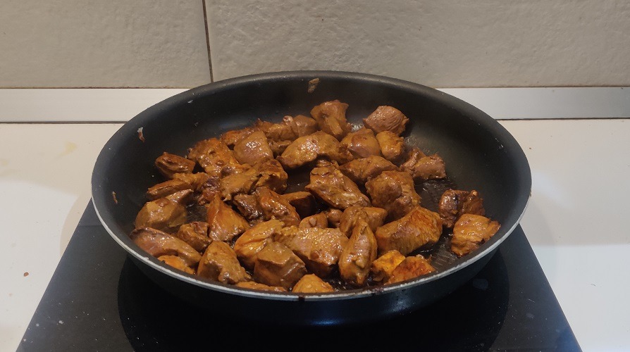 poulet mariné au soja dans une poêle