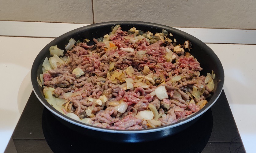 biande hâchée rouge brisée dans poêle