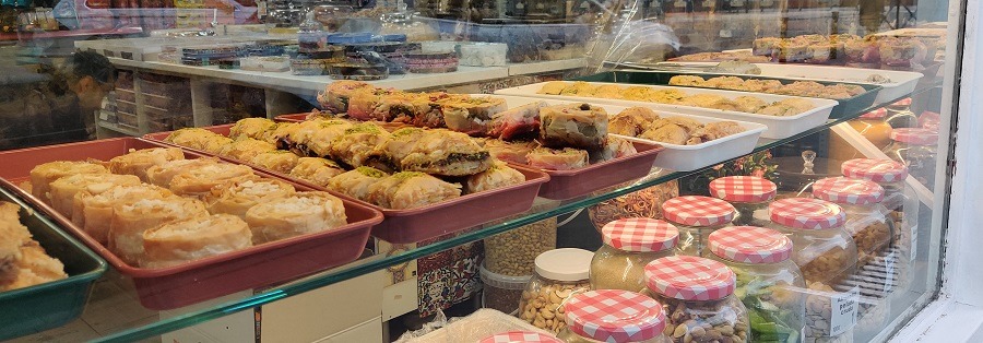 devanture de pâtisserie iranienne avec gâteaux pour norouz