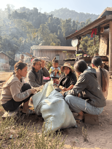 préparation d'une soupe avec découpe de fleurs de banane préalables, Nalan, Namtha, Laos